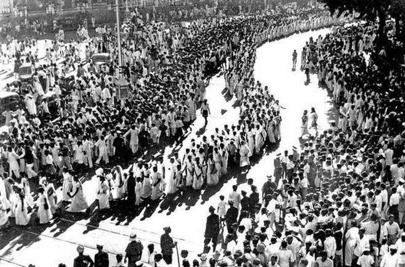1942 ല് ക്വിറ്റ് ഇന്ത്യ സമരത്തിന്റെ ഭാഗമായി നടന്ന വനിതാ മാർച്ച്