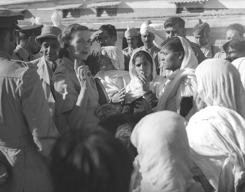 1947 ല് ഇന്ത്യന് സ്വാതന്ത്രത്തോടു കൂടി ഉടലെടുത്ത പലായനത്തെ തുടര്ന്ന് പഞ്ചാബിലെ വാഹില് തുറന്ന അഭയാര്ത്ഥി ക്യാമ്പ് സന്ദര്ശിക്കുന്ന ലേഡി മൗണ്ട് ബാറ്റൺ.