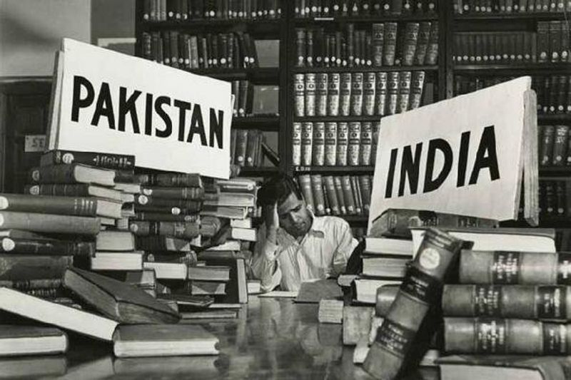 1947 ലെ ഇന്ത്യ വിഭജന വേളയിൽ ദില്ലിയിലെ ഇംപീരിയൽ സെക്രട്ടേറിയറ്റ് ലൈബ്രറിയിൽ ഇന്ത്യയ്ക്കും പാകിസ്ഥാനുമായി പുസ്തകങ്ങള് പങ്കുവെക്കുന്ന ലൈബ്രേറിയന്. 