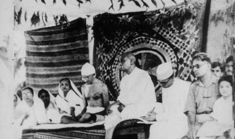 1928 ൽ സർദാർ പട്ടേൽ ബർദോളി സത്യാഗ്രഹം ആരംഭിക്കുന്നു. 