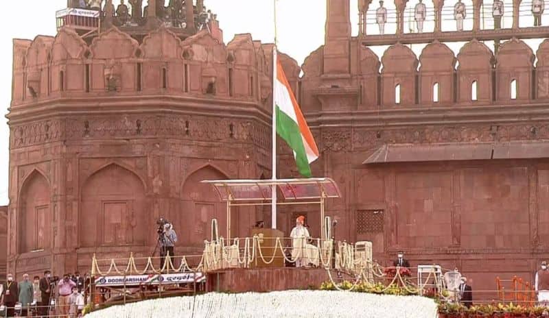 Prime Minister Modi hoisted the tricolor flag at the Red Fort for the 7th time.! Proud of the 74th Independence Day!