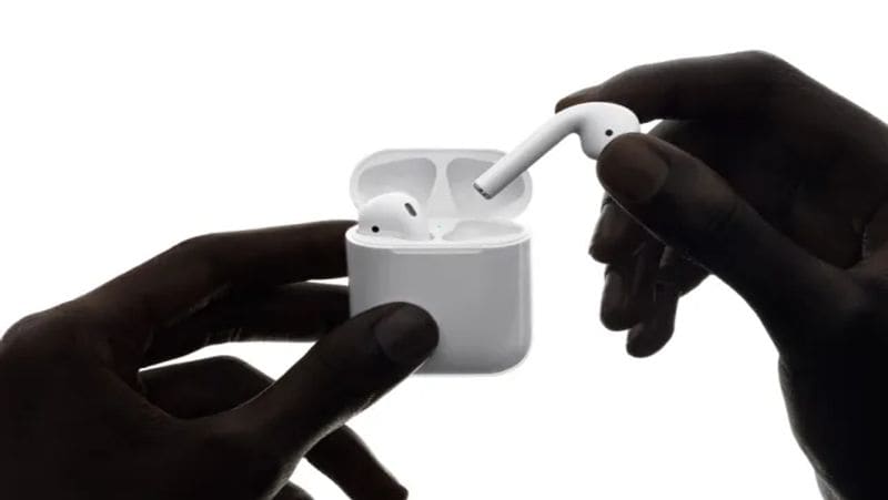 apple is giving free airpods to their costumers dva
