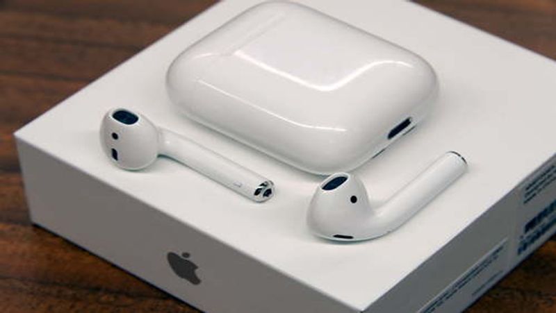apple is giving free airpods to their costumers dva
