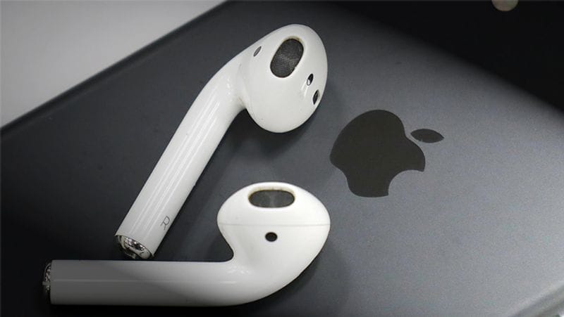 apple is giving free airpods to their costumers dva