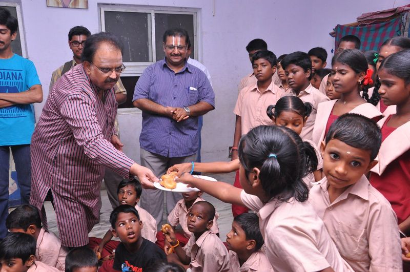 rahava lawrece pray for spb balasubramaiya and share the rare photos