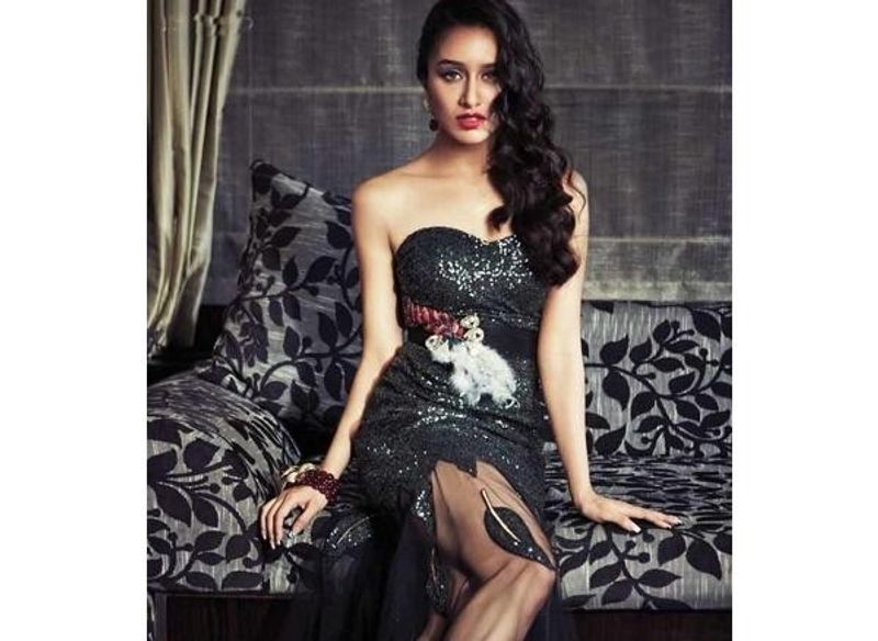 prabhas heroine sheaddha kapoor getting ready to act as a naked