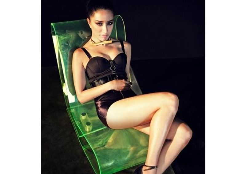 prabhas heroine sheaddha kapoor getting ready to act as a naked
