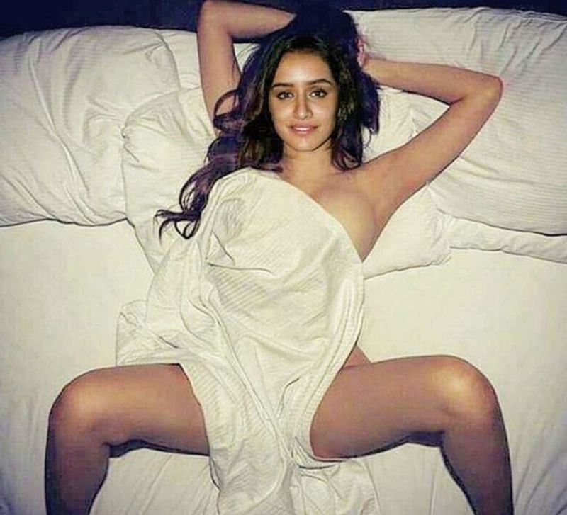  সাদা চাদরে নগ্ন শরীর মুড়ে ঝড় তুলেছেন সুপারহট শ্রদ্ধা কাপুর। প্রতিটি ছবি দুরন্ত গতিতে ভাইরাল হয়েছে সোশ্যাল মিডিয়ায়।