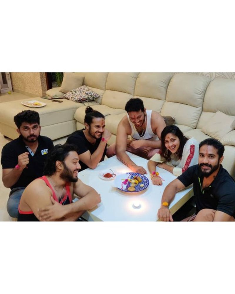 amalapaul shared the smoking hot photo viral in social media