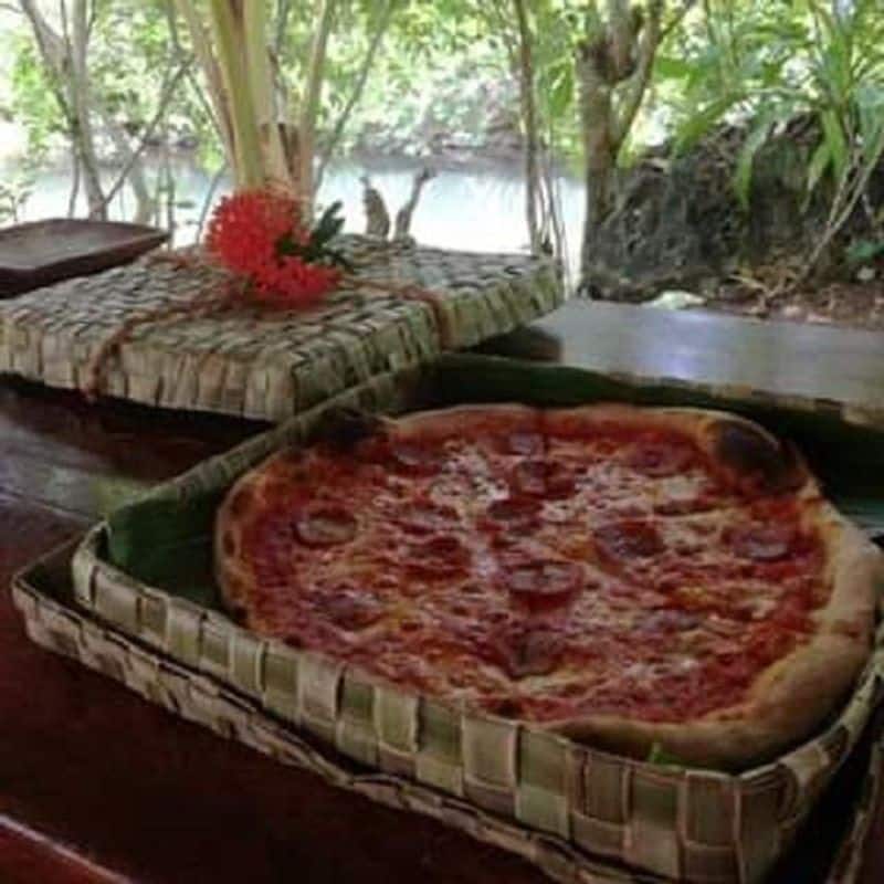 pizza takeaway box made of leaves