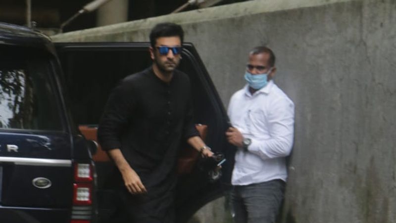Taimur ali khan walking on road holding papa saif ali khan hands but he was looking somewhere else KPJ