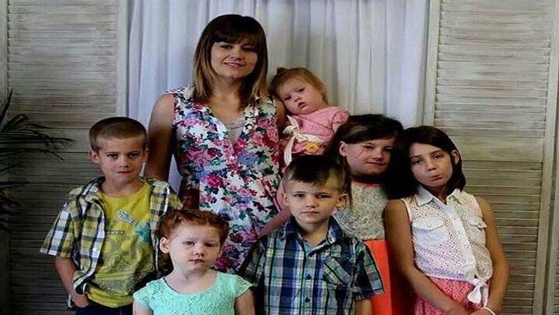 a woman is pregnant for 10 years, she is having 11 children dva