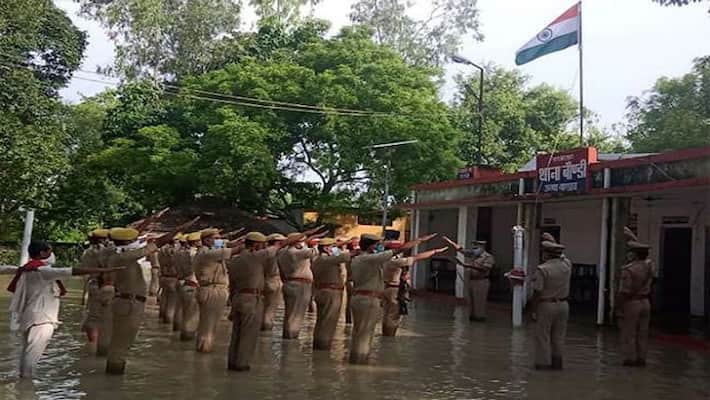 Flood water could not change the spirit of UP Police singing national anthem standing in knee water kpl Flood water could not change the spirit of UP Police singing national anthem standing in knee water kpl