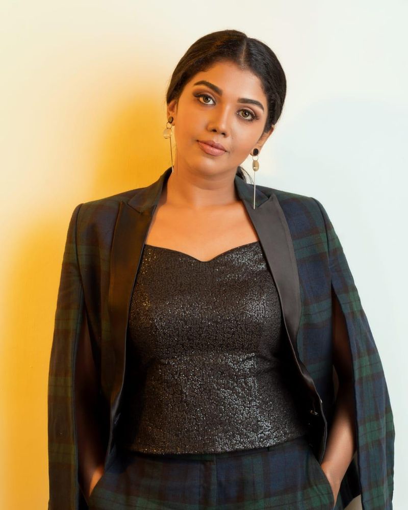 கருப்பு உடையில் கண்ணை கவரும் அழகு 