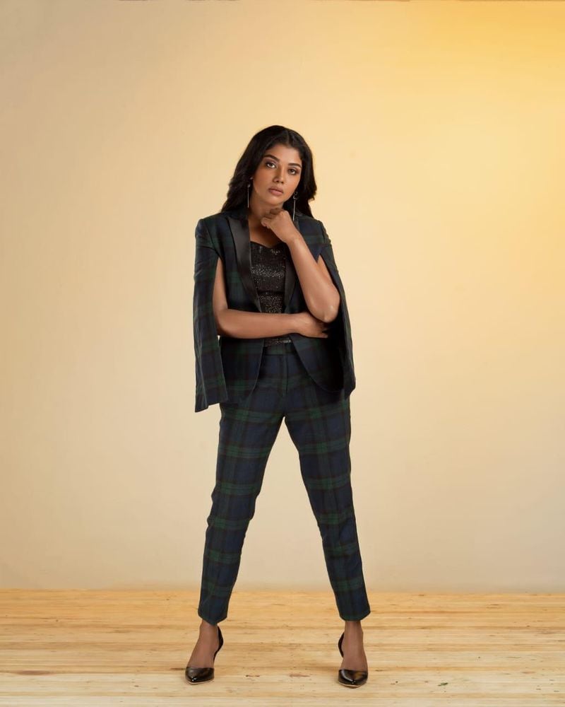 ஹை ஹீல்ஸ்.. கோட் - சூட் என கலக்கல் 