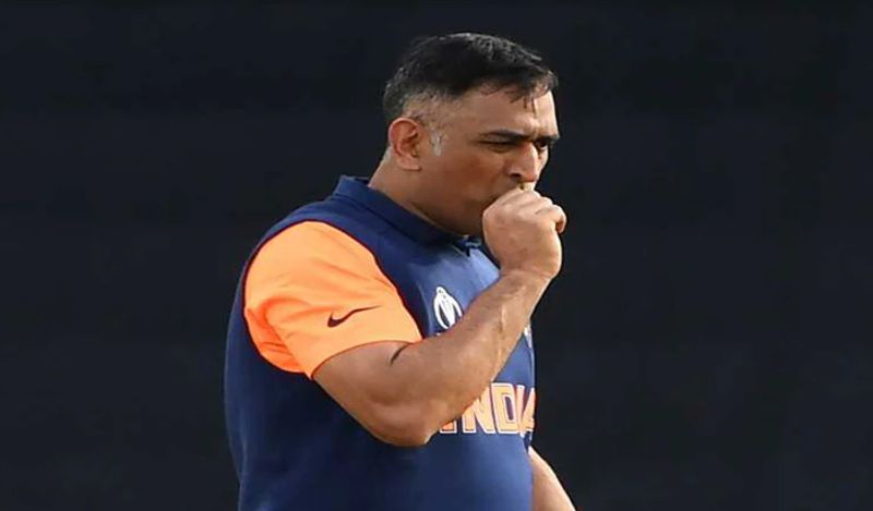 mahendra singh dhoni viral photo of spitting blood on cricket ground goes viral kph