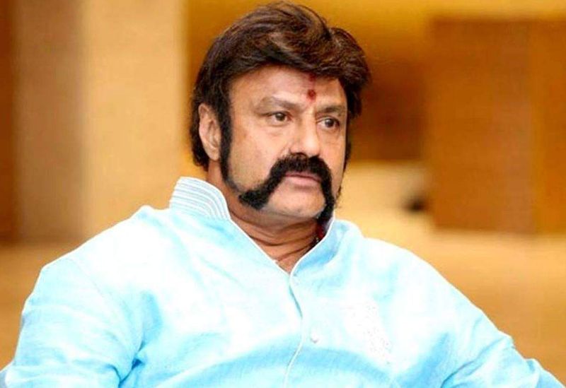 అందానికి ఎంతో ప్రాధాన్యత ఇచ్చే బాలయ్య... ఆఫ్ స్క్రీన్ లో కూడా విగ్గుతోనే కనిపిస్తారు. విగ్గు లేకుండా బాలకృష్ణ పబ్లిక్ వేడుకలలో కానీ, ప్రదేశాలలో కానీ అసలు కనిపించరు. ఇక సినిమాలలో అయితే చెప్పాల్సిన అవసరం లేదు. సినిమాకో హెయిర్ స్టైల్ ట్రై చేస్తూ ఉంటారు.