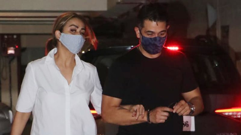 saif ali khan birthday karisma kapoor with children spotted outside bollywood actor home at mid night KPJ