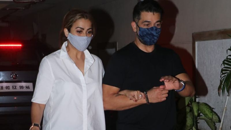 saif ali khan birthday karisma kapoor with children spotted outside bollywood actor home at mid night KPJ