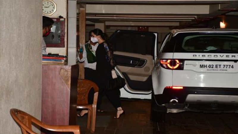 saif ali khan birthday karisma kapoor with children spotted outside bollywood actor home at mid night KPJ