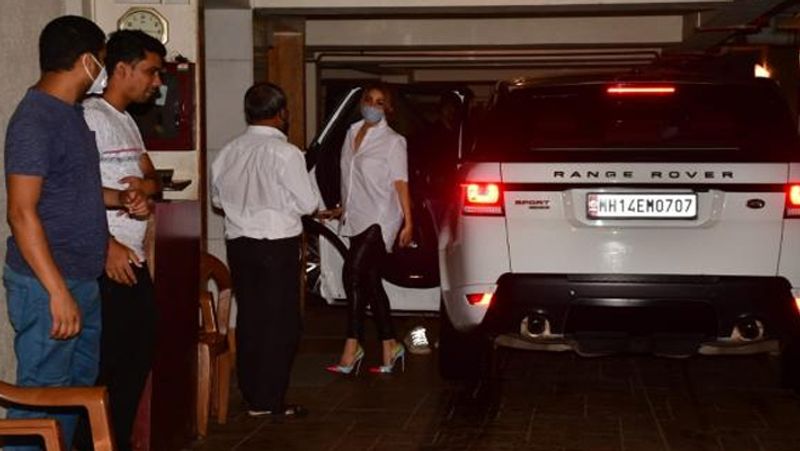 saif ali khan birthday karisma kapoor with children spotted outside bollywood actor home at mid night KPJ