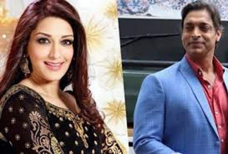 Pakistan cricketer Shoaib Akhtar once wanted to kidnap Sonali Bendre; always kept her picture in his wallet RCB