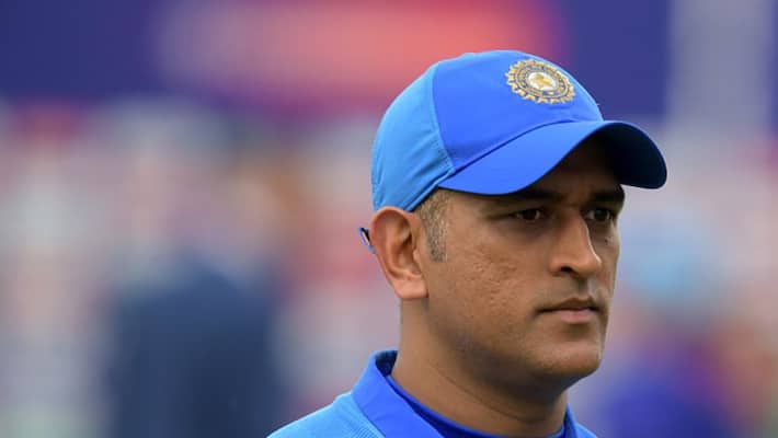 How is the relation of MS Dhoni with his elder brother and sister How is the relation of MS Dhoni with his elder brother and sister