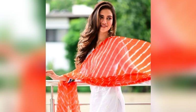 West Bengal: Actor turned MP Nusrat Jahan mesmerises fans with her airport look-dbr