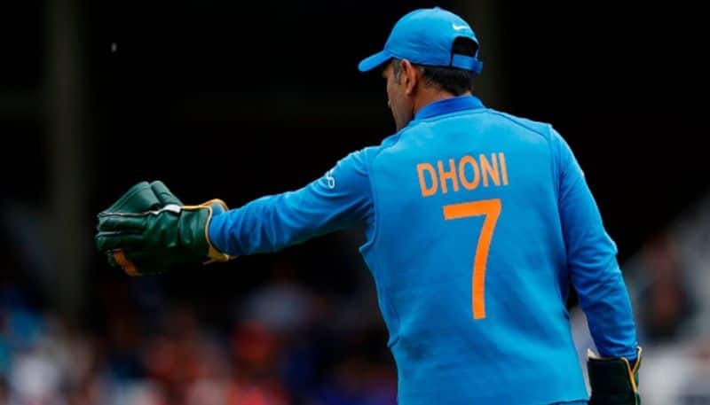 dinesh karthik emphasis bcci to give retire for dhoni jersey number 7