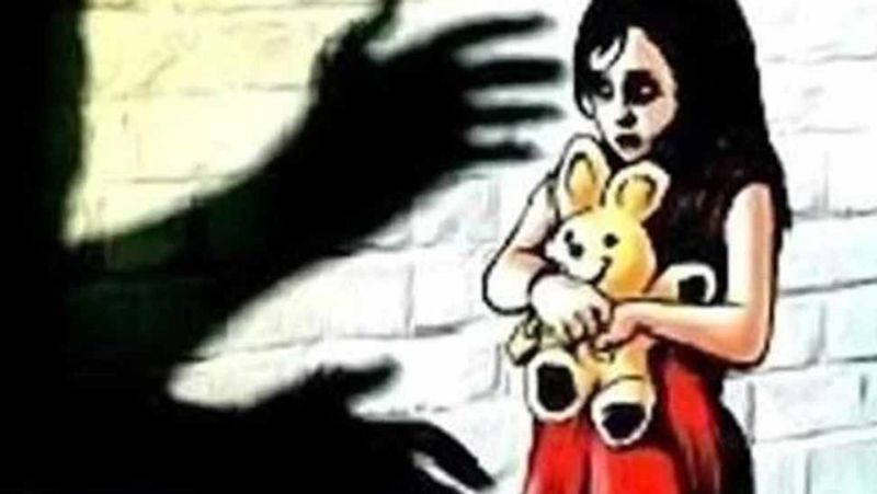 এই ঘটনার আগে গত ১৪ অগস্ট বিকেলে নিখোঁজ হয়ে যায় এক কিশোরী। ১৫ অগস্ট ১৩ বছরের ওই নাবালিকার ক্ষতবিক্ষত দেহ উদ্ধার হয় এলাকারই একটি আখের খেত থেকে।
