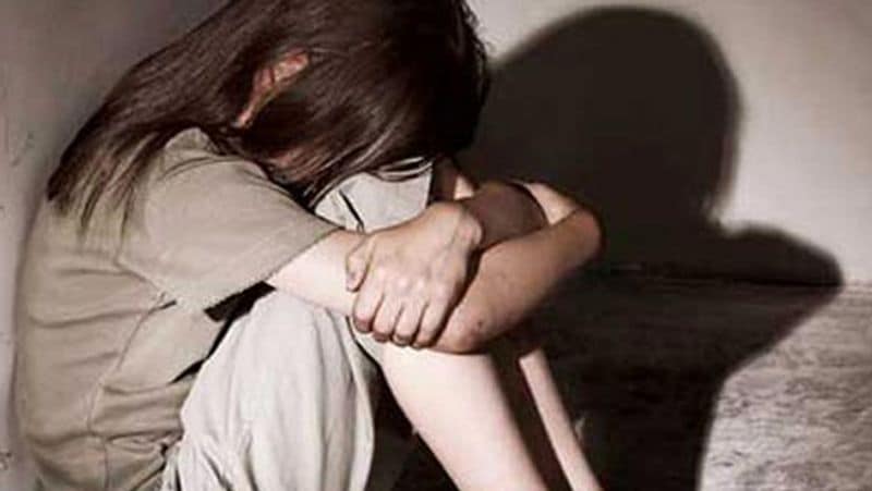 মাত্র ১০ দিনের ব্যবধানে দু’জন নাবালিকাকে ধর্ষণ করে খুনের ঘটনা ঘটল উত্তরপ্রদেশের লখীমপুর খেড়ী জেলায়। মঙ্গলবার ১৭ বছরের এক কিশোরীর ক্ষতবিক্ষত দেহ উদ্ধার হয় বাড়ির কাছের একটি পুকুর থেকে। 