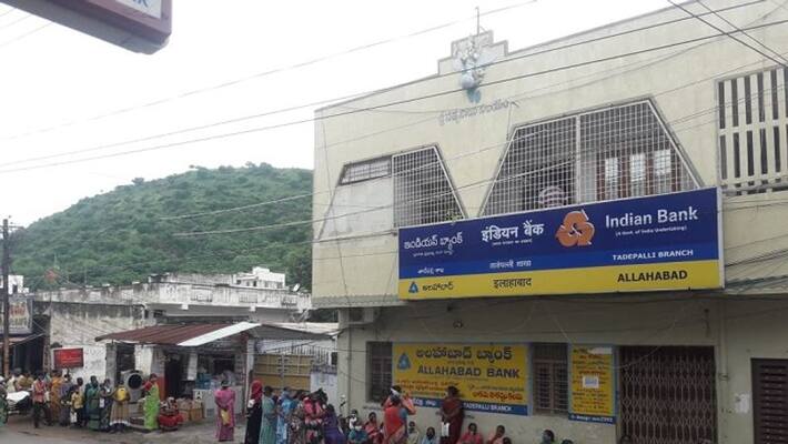 Lockdown Effect: People Queue Up In front Of Banks, Wine shops Permitted Till evening, Banks Till 11 am Lockdown Effect: People Queue Up In front Of Banks, Wine shops Permitted Till evening, Banks Till 11 am