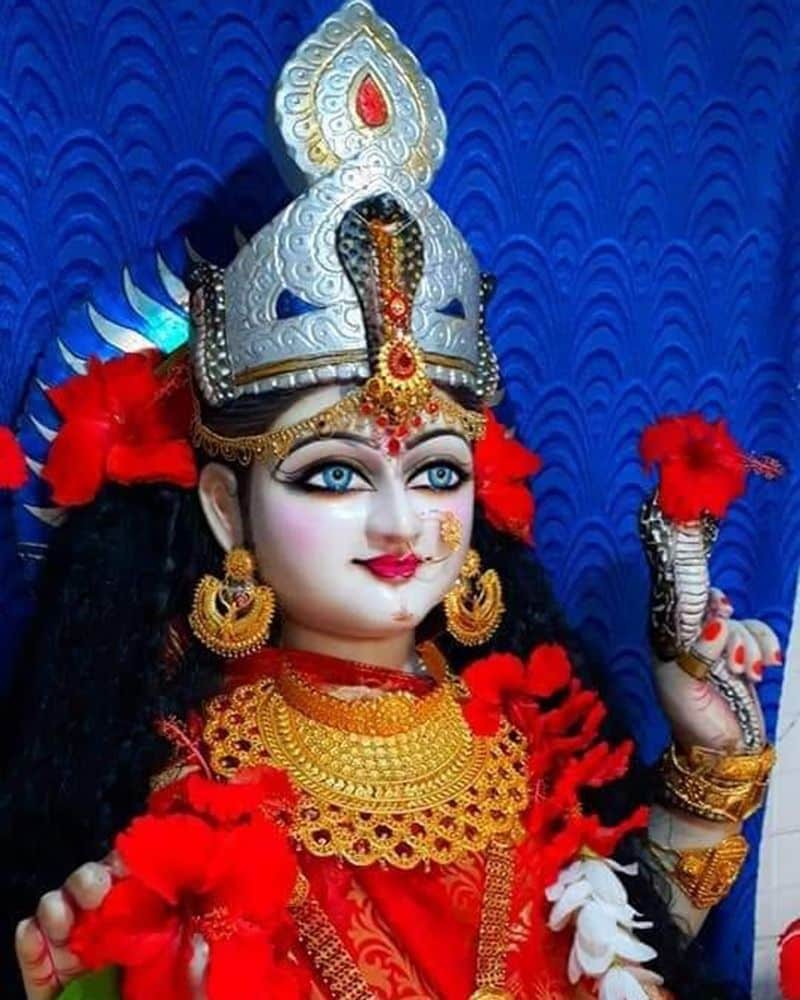 কিন্তু কোষ্ঠী মিলিয়ে দেখা যায়, বিবাহ রাত্রেই বাসরঘরে সর্পাঘাতে লখিন্দরের মৃত্যুর কথা লেখা আছে। কিন্তু মনসার ভক্ত বেহুলা ও লখিন্দর ছিলেন রাজযোটক। তাই শেষ পর্যন্ত উভয়ের বিবাহ স্থির হয়। লখিন্দরের প্রাণরক্ষা করতে চাঁদ একটি লৌহ বাসর নির্মাণ করে দেন।