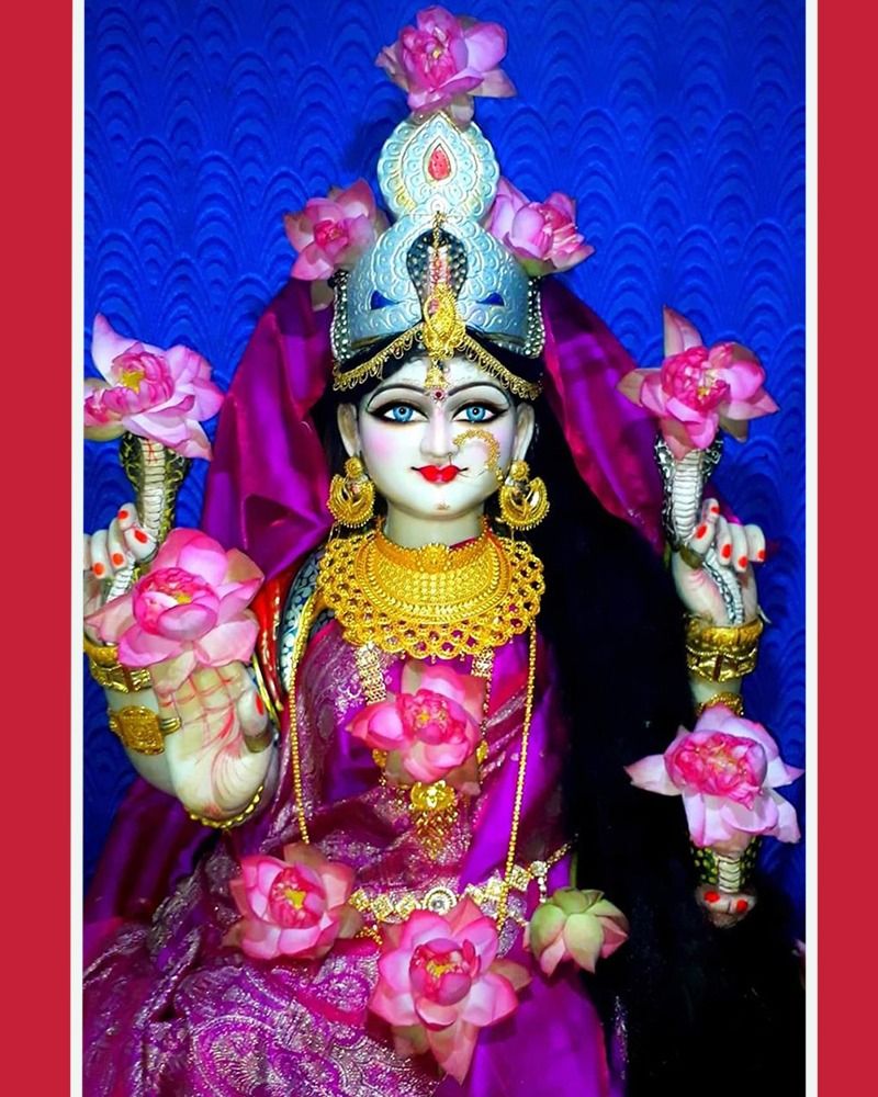 এত সুরক্ষা সত্ত্বেও মনসা ঠিক পথ বের করে একটি সাপ পাঠিয়ে লখিন্দরের প্রাণ নাশ করেন। সে যুগে প্রথা ছিল, সর্পদংশনে মৃত্যু হলে মৃত ব্যক্তিকে দাহ না করে কলার ভেলায় করে ভাসিয়ে দেওয়া হত। বেহুলা তাঁর মৃত স্বামীর সঙ্গ নেন। ছয় মাস ধরে বেহুলা ভেলায় ভাসতে থাকেন।