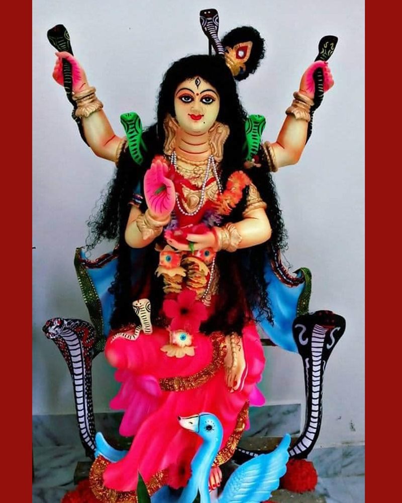 কলার ভেলা ভাসতে ভাসতে মনসার সহচরী নেতার ঘাটে এসে পড়ে। সেই ঘাটে কাপড় কাচত নেতা। বেহুলার প্রার্থনা শুনে নেতা ঠিক করেন যে তাঁকে নিয়ে যাবেন মনসার কাছে। নিজের অলৌকিক ক্ষমতাবলে তিনি বেহুলা ও মৃত লখিন্দরকে স্বর্গে উপস্থিত করেন। মনসা বেহুলাকে বলেন, "যদি তোমার শ্বশুরকে দিয়ে আমার পুজো করাতে পারো, তবে তুমি তোমার স্বামীর প্রাণ ফিরে পাবে।" 