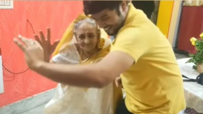 internet star 93 year old lady granny dancing to aankh maarey song viral video in kolkata kpr
