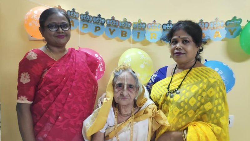 internet star 93 year old lady granny dancing to aankh maarey song viral video in kolkata kpr