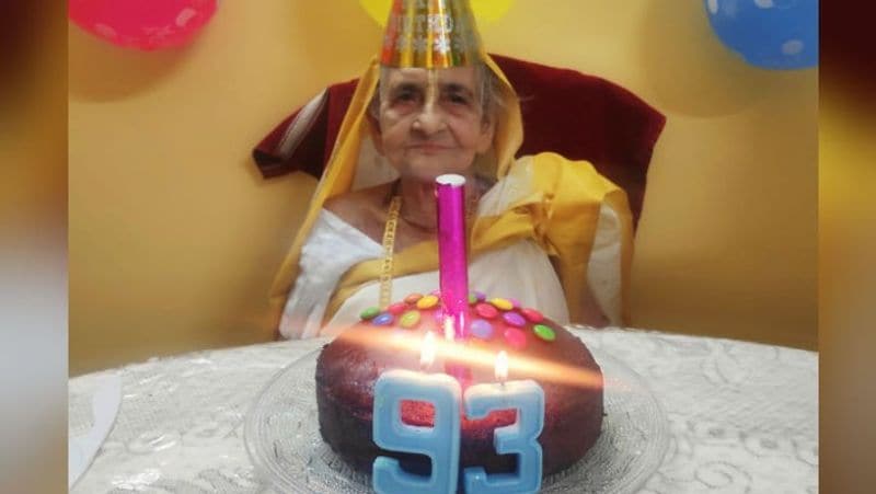 internet star 93 year old lady granny dancing to aankh maarey song viral video in kolkata kpr