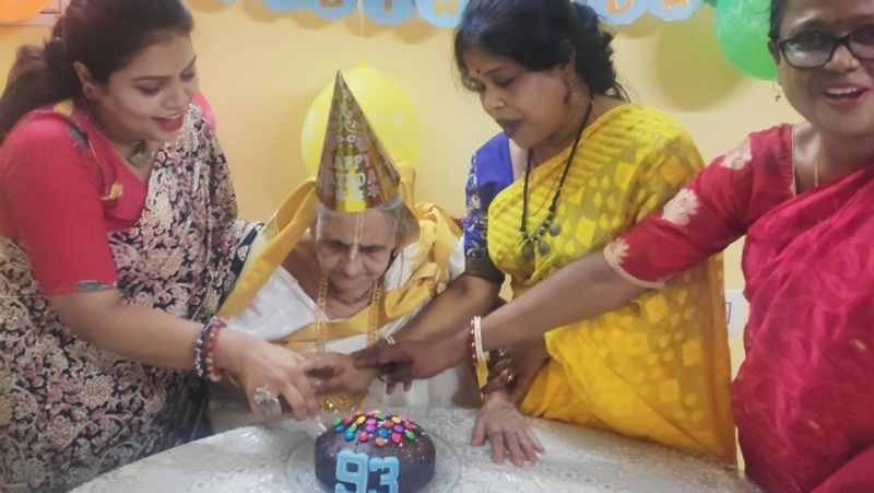 internet star 93 year old lady granny dancing to aankh maarey song viral video in kolkata kpr