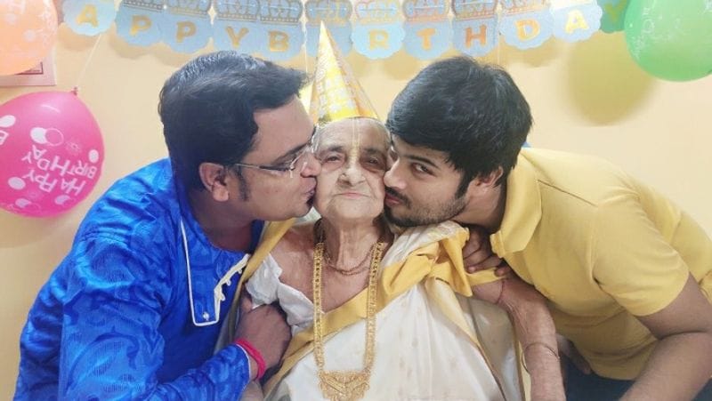 internet star 93 year old lady granny dancing to aankh maarey song viral video in kolkata kpr