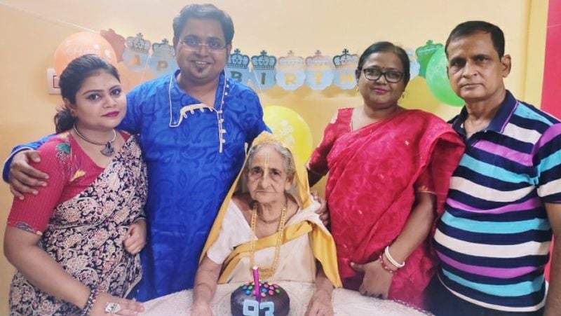 internet star 93 year old lady granny dancing to aankh maarey song viral video in kolkata kpr