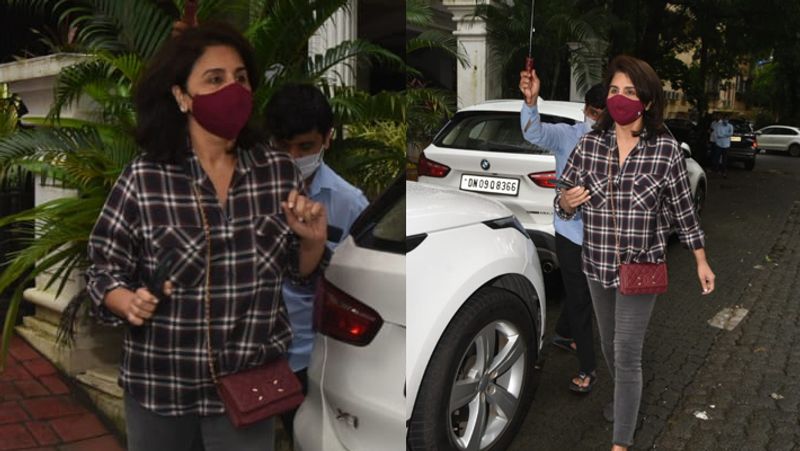 kareena kapoor spotted first time after announcing pregnancy bollywood actress hiding her baby bump KPJ