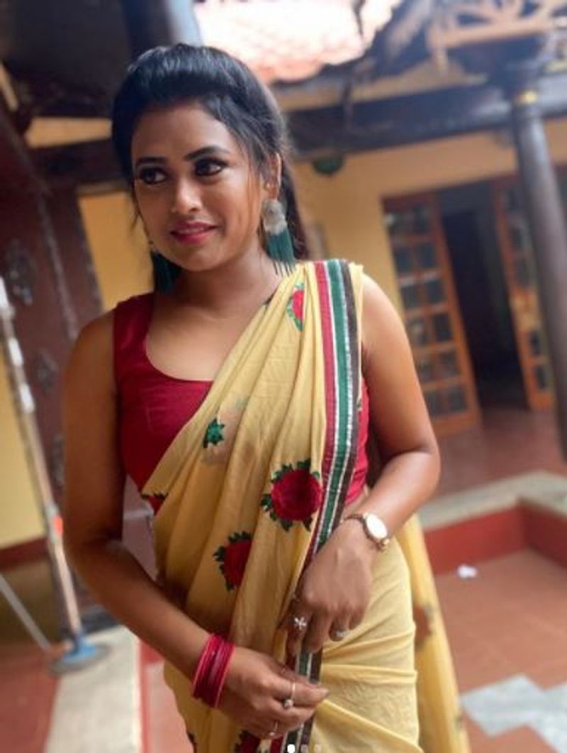 vijay tv barathikannamaa serial actress venba latest photo