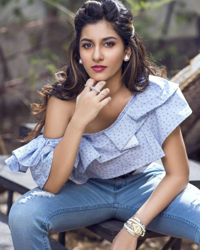 Anchor Vishnu Priya hot and sexy pictures goes viral on social media