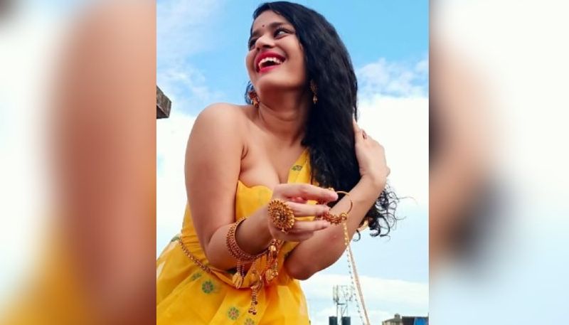 Actress Tithi Basu flaunts her retro saree look ADB