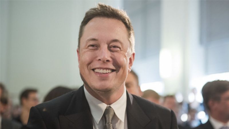 एलन को 2006 में मिली बड़ी कामयाबी
SPACE X की स्थापना के चार साल बाद उन्हें पहली बड़ी कामयाबी 2006 में मिली। नासा की तरफ से अंतरराष्ट्रीय अंतरिक्ष स्टेशन तक कार्गो पहुंचाने का ठेका मिला। इसके बाद 2012 में इलेक्ट्रिक गाड़ियों के लिए उन्होंने SuperCharger का नेटवर्क तैयार किया। सुपर फास्ट Hyperloop Train के साथ उन्होंने जमीन के नीचे तेज रफ्तार ट्रेन का खाका पेश किया। अपने काम को अंजाम देने के लिए Boring Company बनाई।