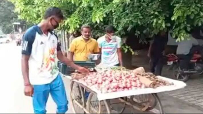 Financial condition of two national players deteriorated in lockdown forced to sell vegetables by handcuffing kpl Financial condition of two national players deteriorated in lockdown forced to sell vegetables by handcuffing kpl