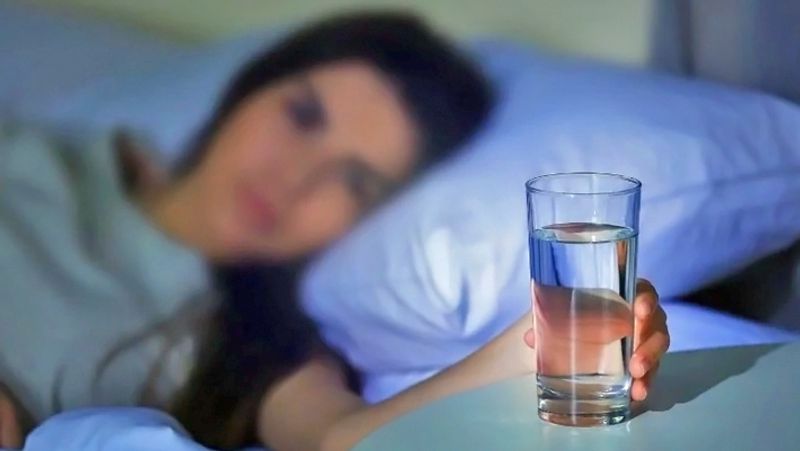 vastu these 6 things should not be kept on bed they may cause many problems