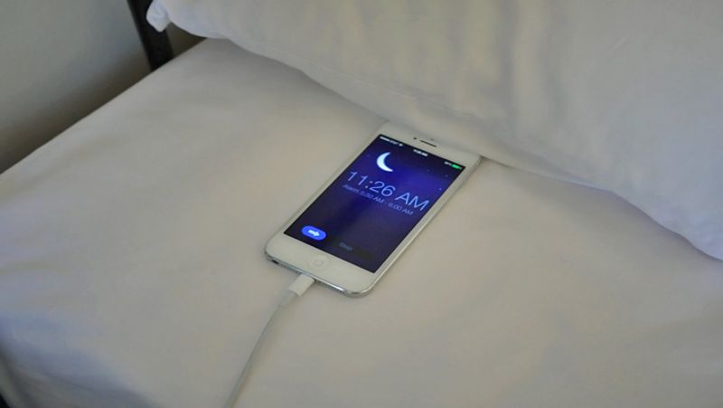vastu these 6 things should not be kept on bed they may cause many problems