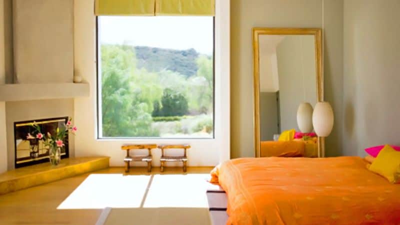 vastu these 6 things should not be kept on bed they may cause many problems